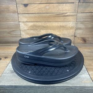 OOFOS Black Sandals with Textured Footbed